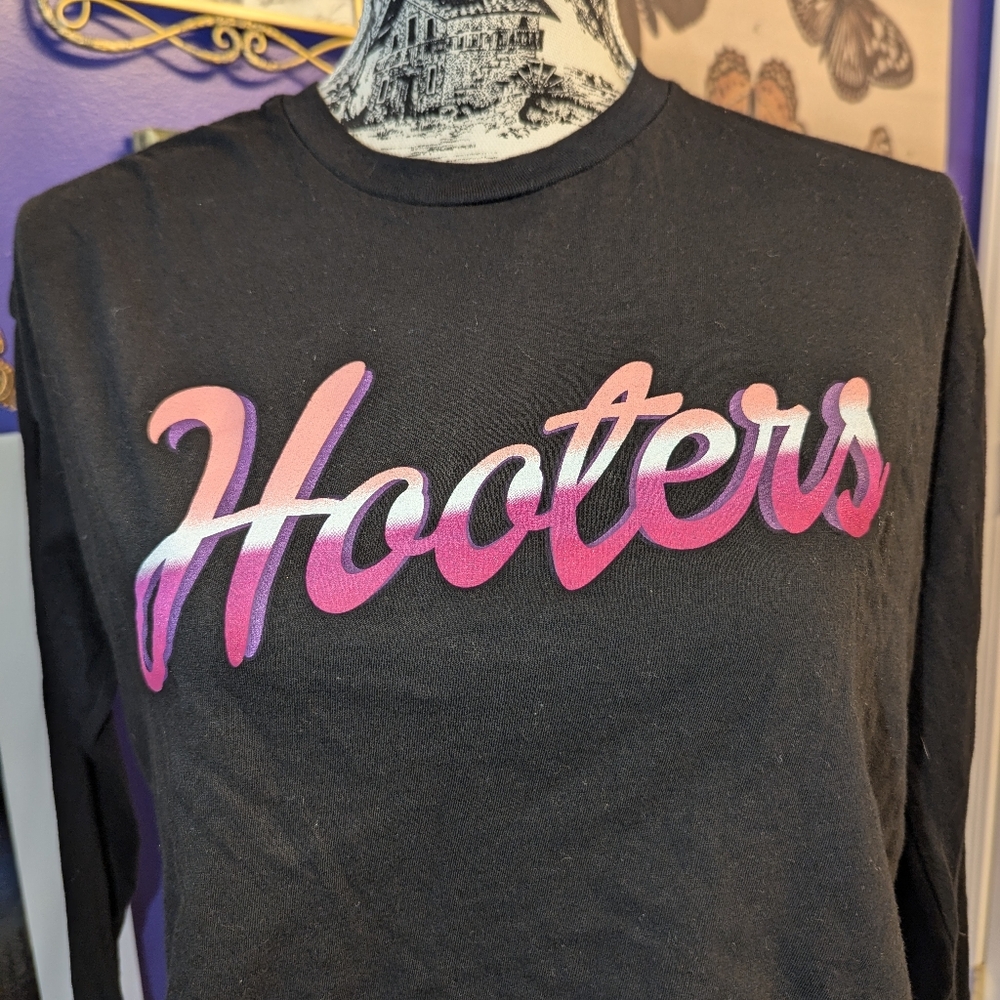 Hooters 🦉 Long Sleeve Crop Top - Picture 2 of 4